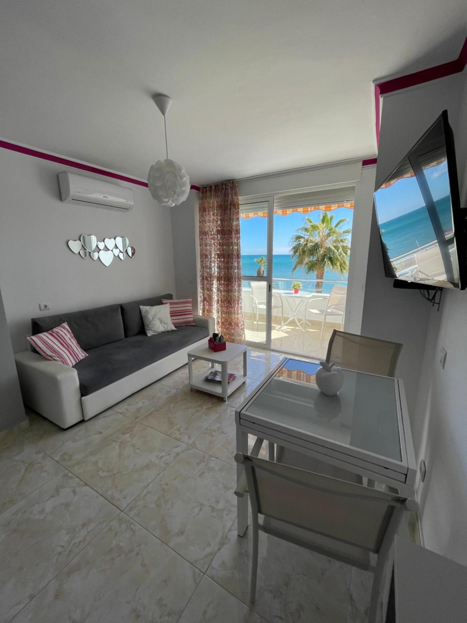 Roca Chica. Studio - First Line Beach Торремолинос Экстерьер фото