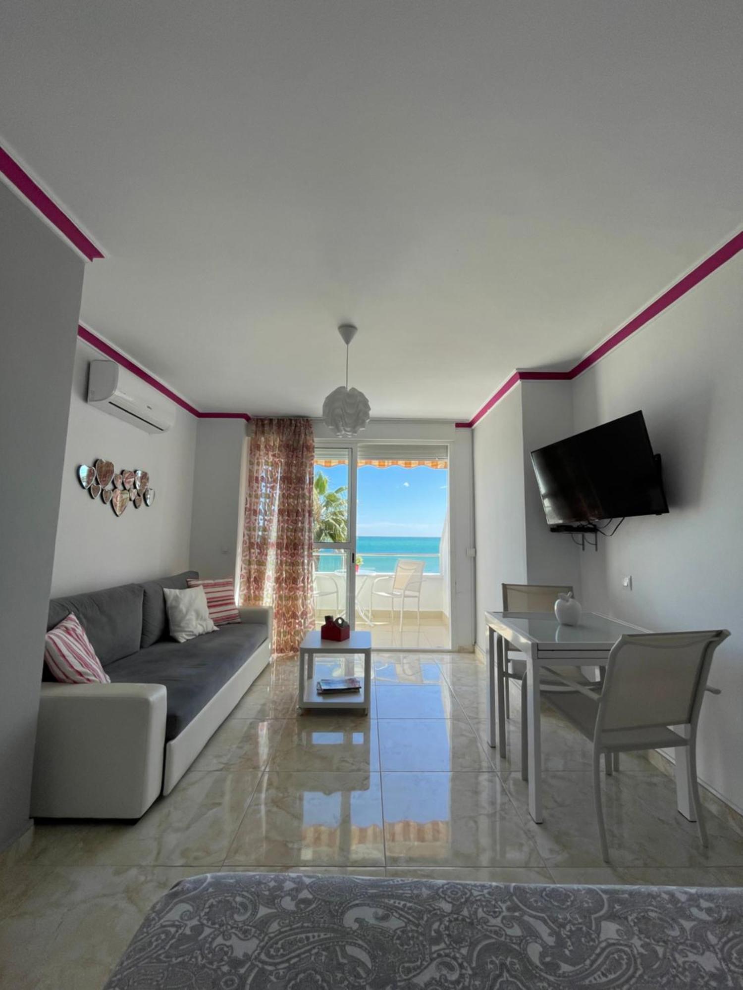 Roca Chica. Studio - First Line Beach Торремолинос Экстерьер фото
