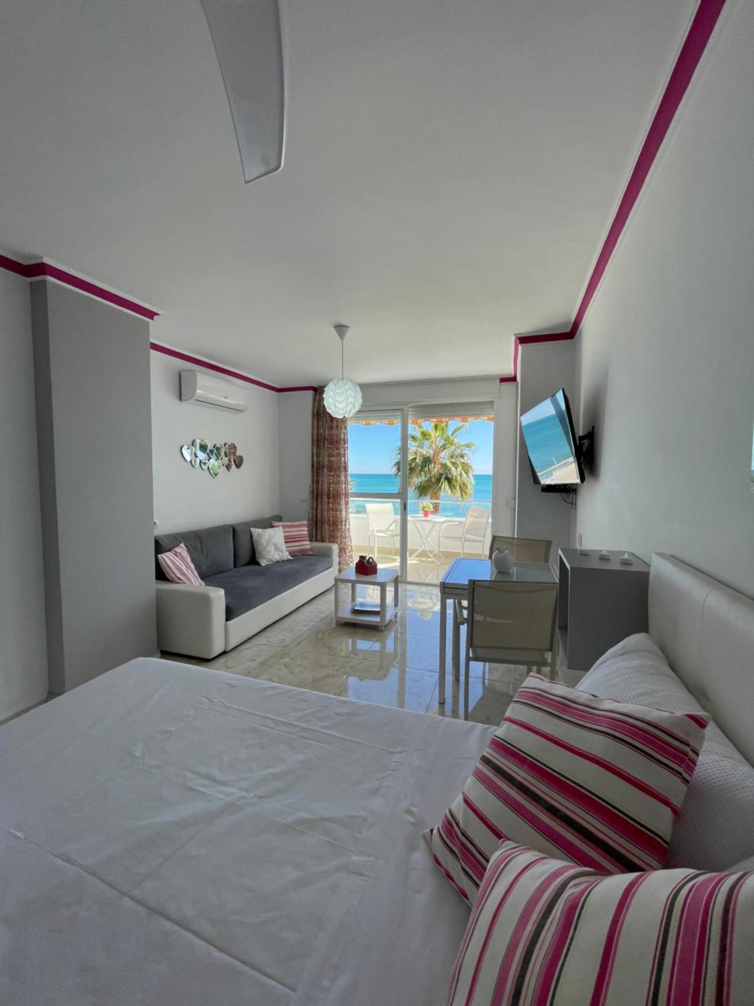 Roca Chica. Studio - First Line Beach Торремолинос Экстерьер фото