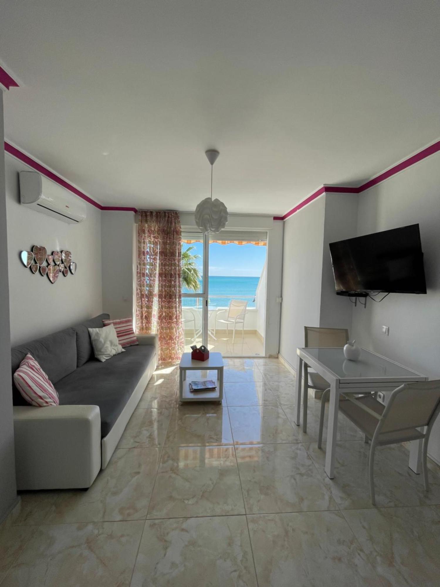 Roca Chica. Studio - First Line Beach Торремолинос Экстерьер фото