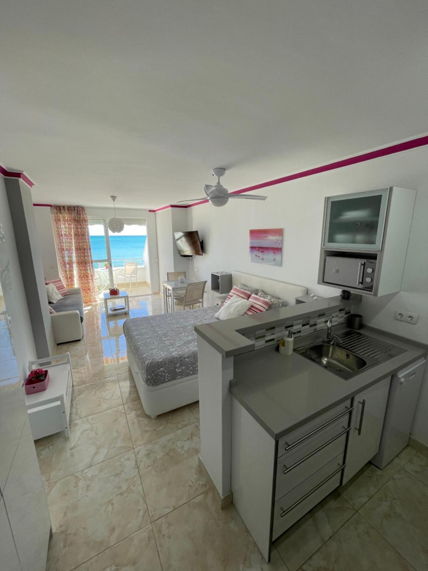 Roca Chica. Studio - First Line Beach Торремолинос Экстерьер фото