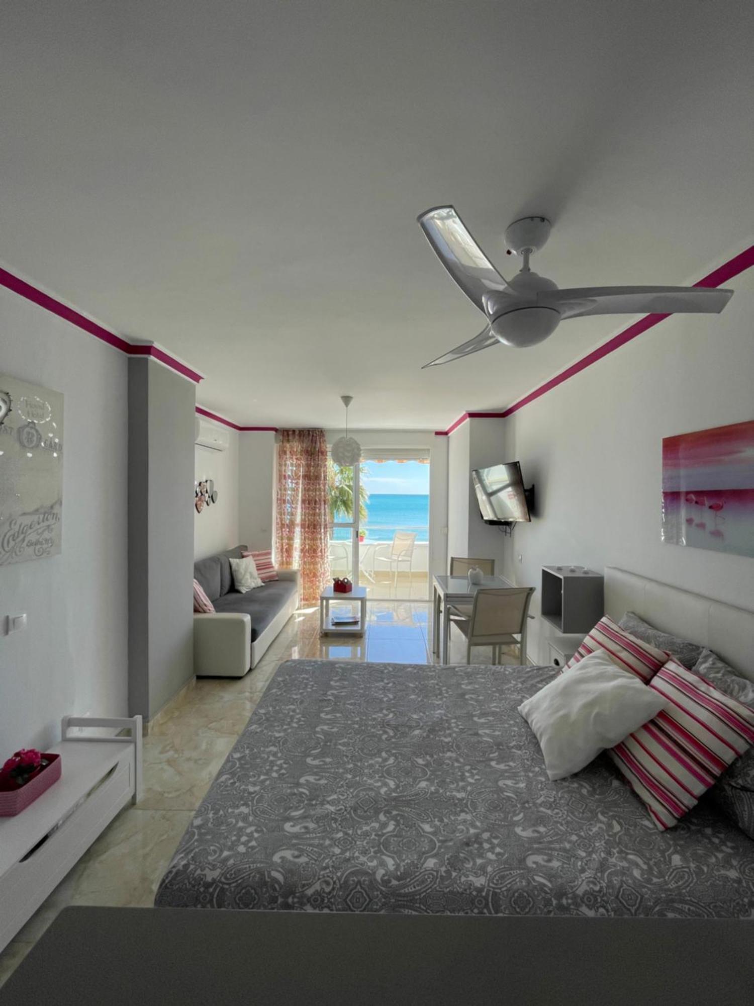 Roca Chica. Studio - First Line Beach Торремолинос Экстерьер фото