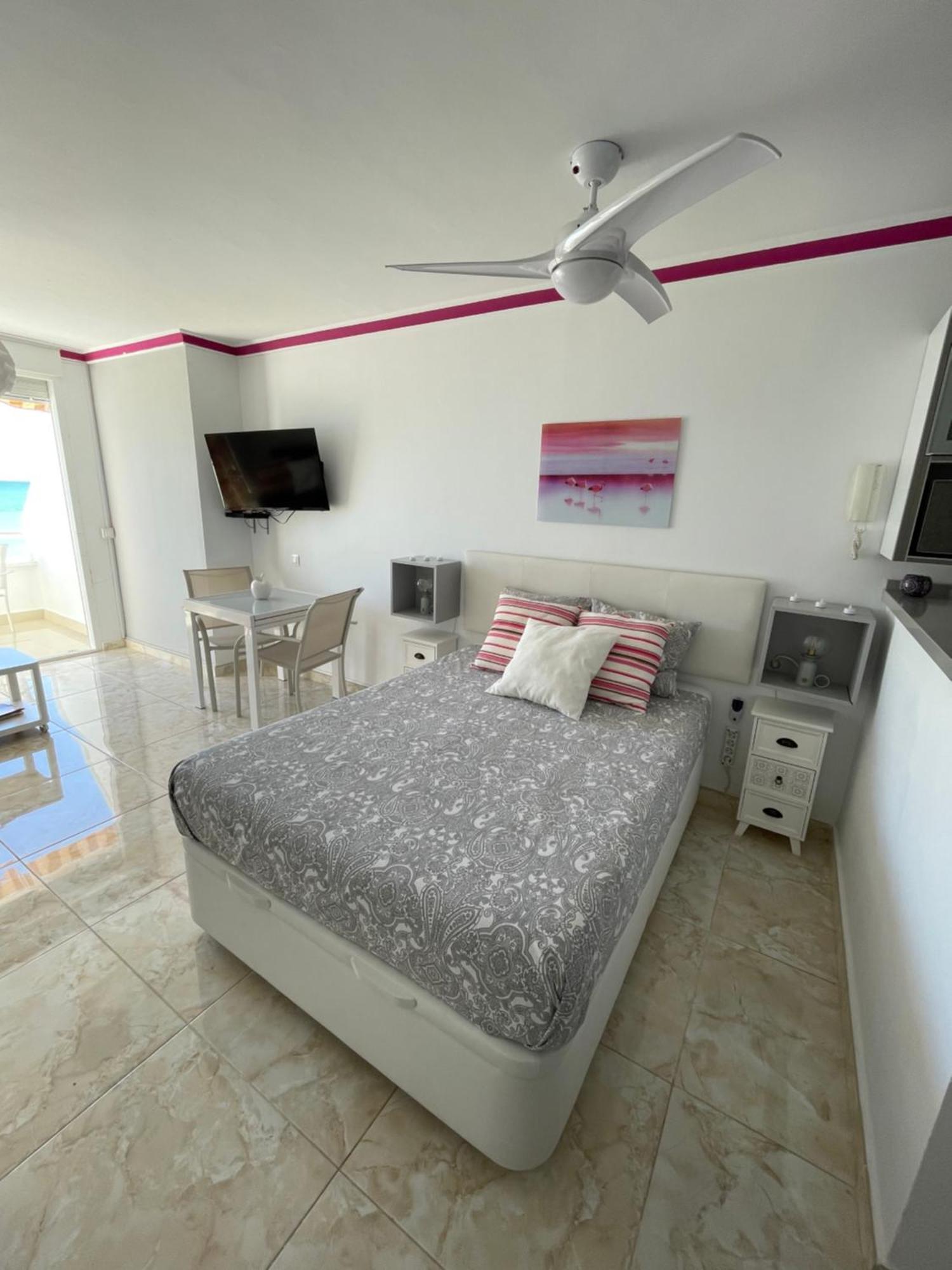 Roca Chica. Studio - First Line Beach Торремолинос Экстерьер фото