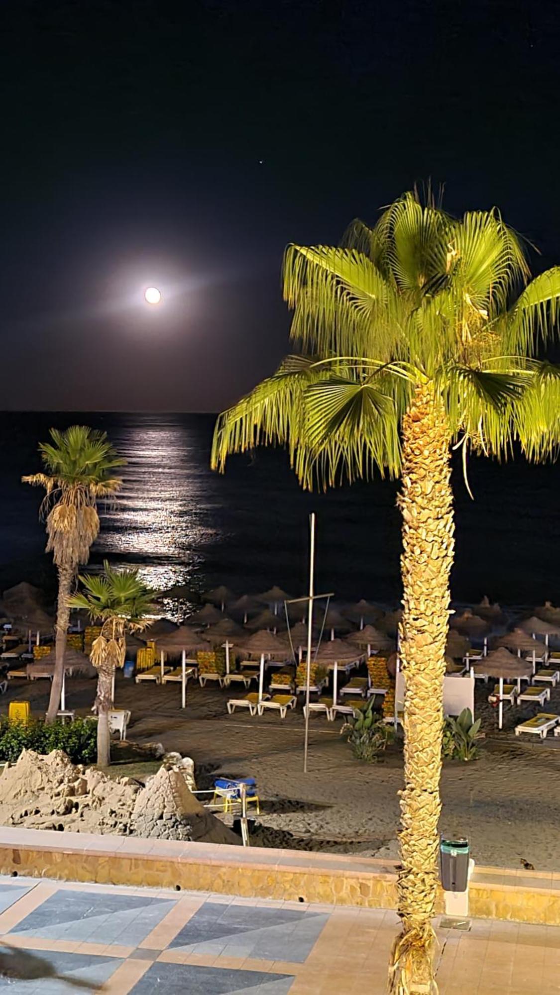 Roca Chica. Studio - First Line Beach Торремолинос Экстерьер фото