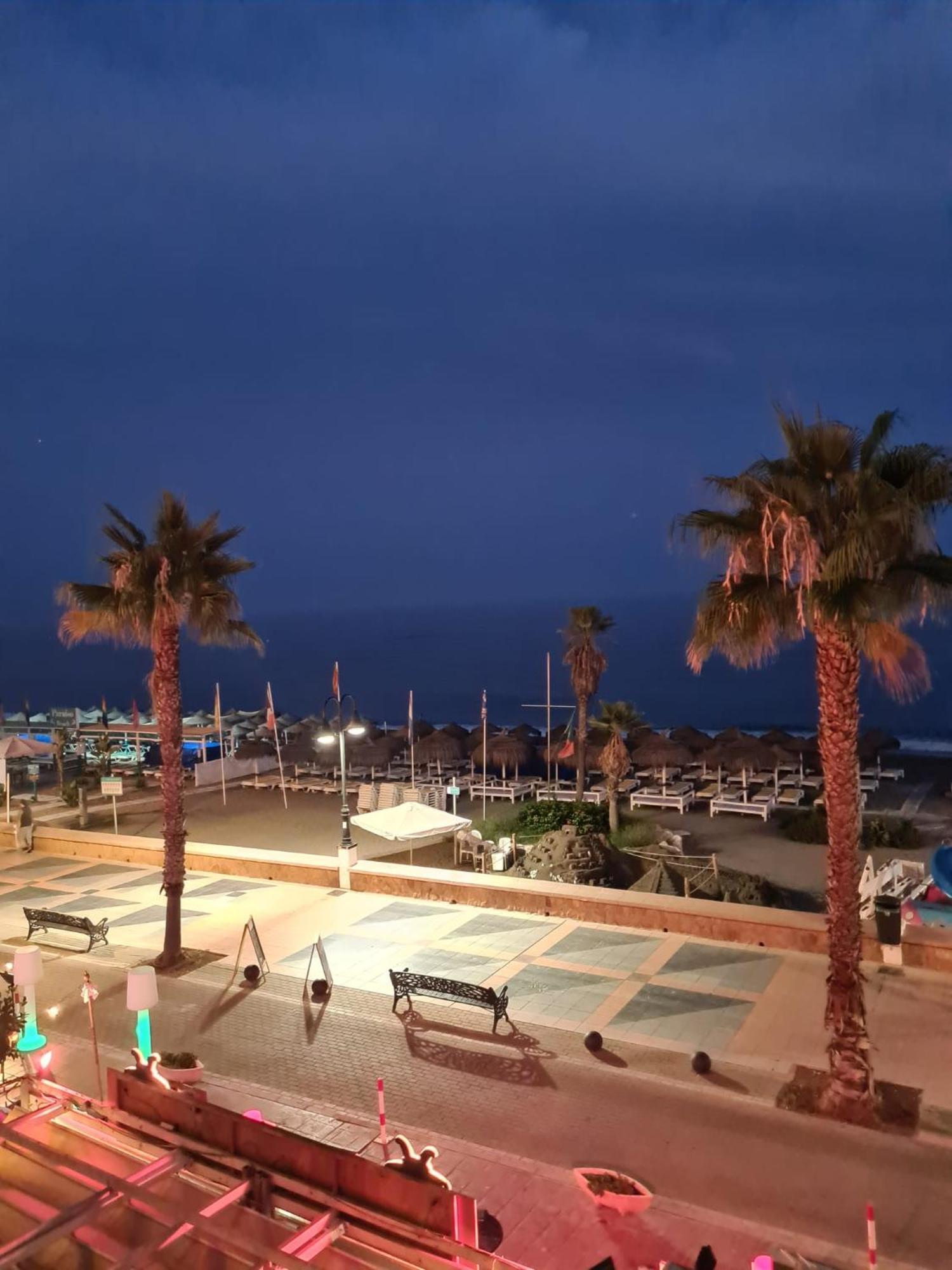 Roca Chica. Studio - First Line Beach Торремолинос Экстерьер фото